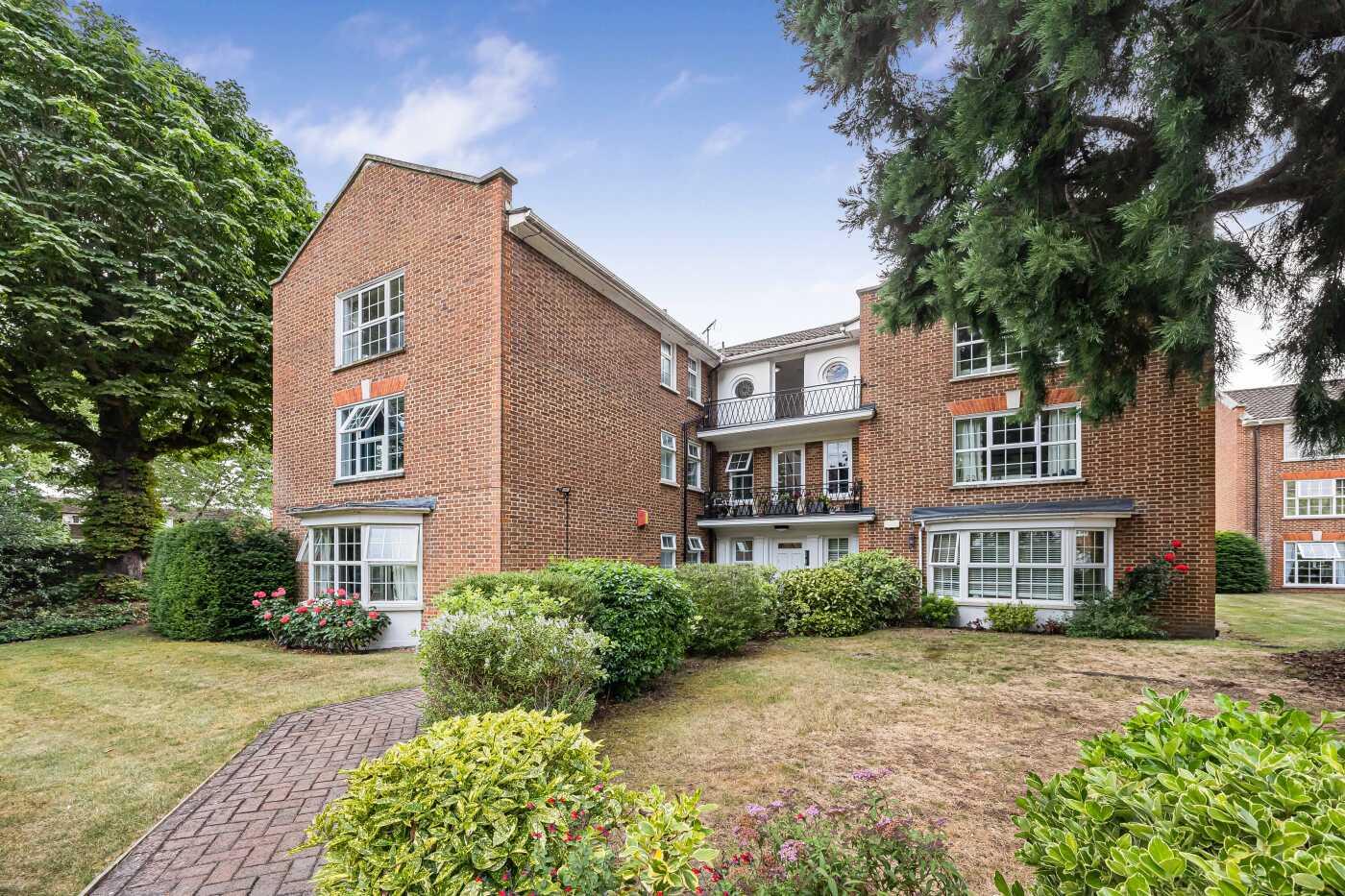 3 bed property in Phyllis Court Drive, Henley-on-Thames